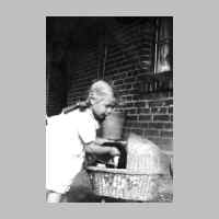 022-0281 Goldbach vor 1945. Gertrud Grap, heute verheiratete Garms, vor dem Haus mit dem Puppenwagen..jpg